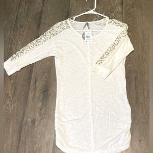 XS Vanity 3/4 sleeve extra long shirt! Great with leggings! Still has tags!